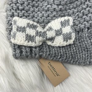 BETTINA GRAY & WHITE BOW KNIT HAT WOMEN’S OS